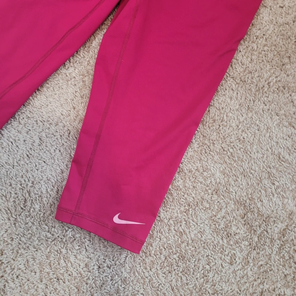 Nike pro Size Large Pink Fushia Cropped Legging Dri Fit athletic workout